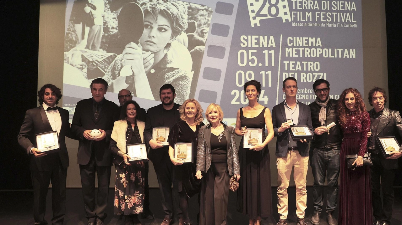 Foto ricordo della 28^ edizione del Terra di Siena Film Festival, con tutti i premiati insieme a Maria Pia Corbelli Foto ricordo della 28^ edizione del Terra di Siena Film Festival, con tutti i premiati insieme a Maria Pia Corbelli
