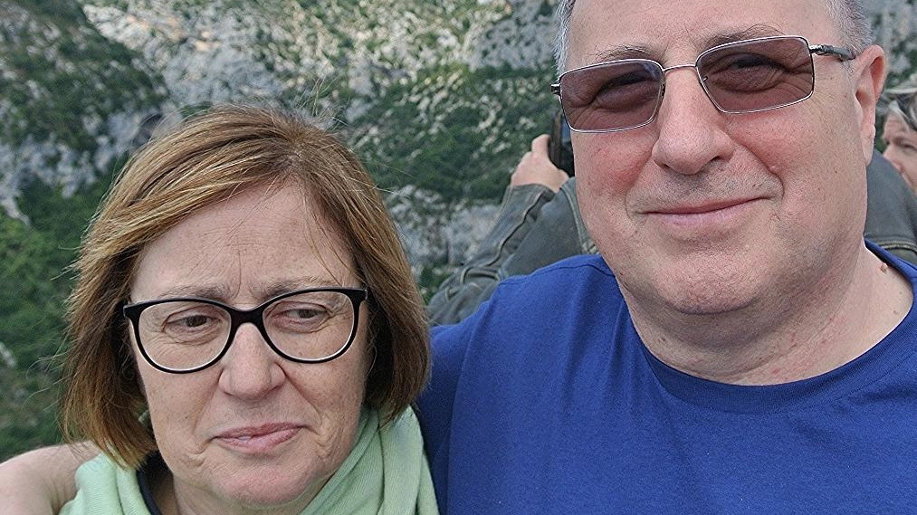 Stefano Romagnoli e la moglie Daniela durante una vacanza: poi la malattia di lei ha sconvolto la vita della coppia