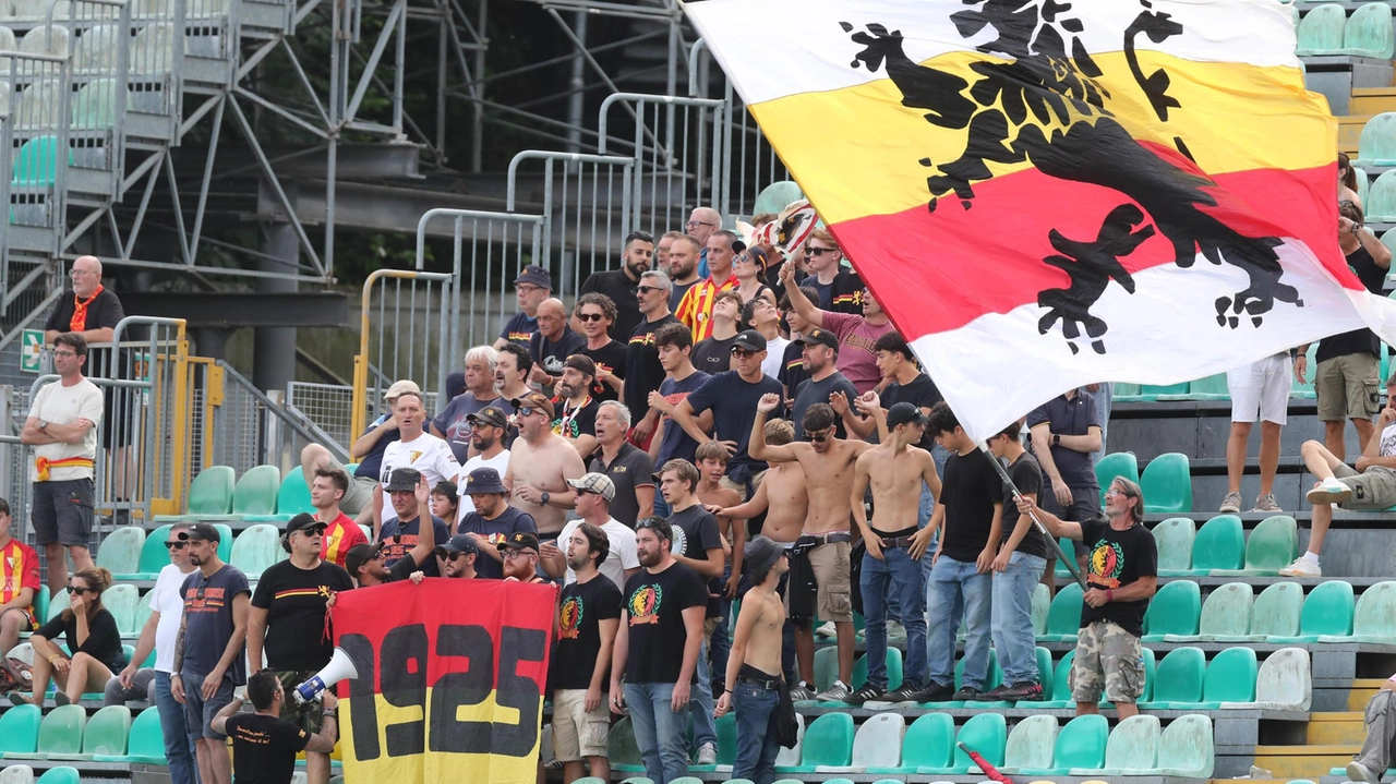 SIENA 2 POGGIBONSI 1 SIENA (3-2-4-1): Micheilan; Conti, Somma, Cavallari; Barbera, Masini (20’t Vlahovic); Tosini (39’t Ciofi), Lucas, Nardi, Vari (39’t Loconte);... SIENA 2 POGGIBONSI 1 SIENA (3-2-4-1): Micheilan; Conti, Somma, Cavallari; Barbera, Masini (20’t Vlahovic); Tosini (39’t Ciofi), Lucas, Nardi, Vari (39’t Loconte);...