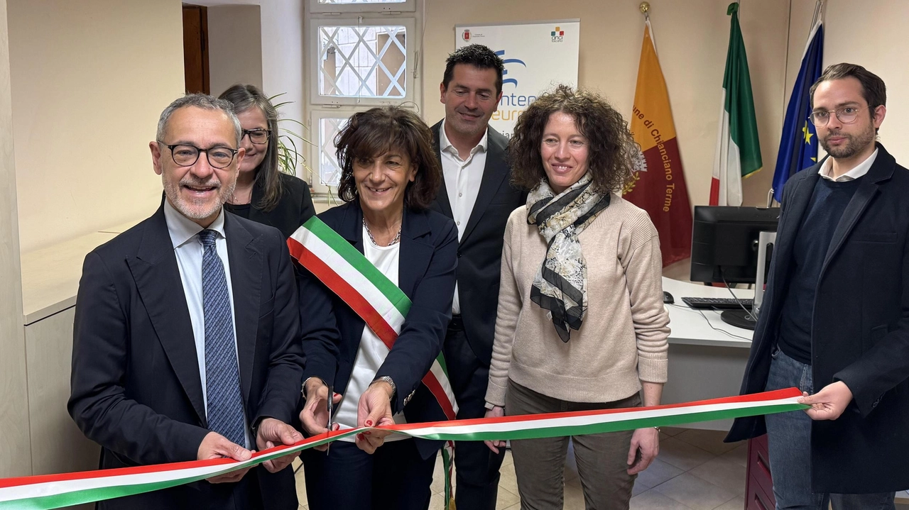 L’inaugurazione dello sportello ’Antenna Europa’ a Chianciano terme con il direttore di Anci Toscana Simone Gheri e la sindaca Grazia Torelli