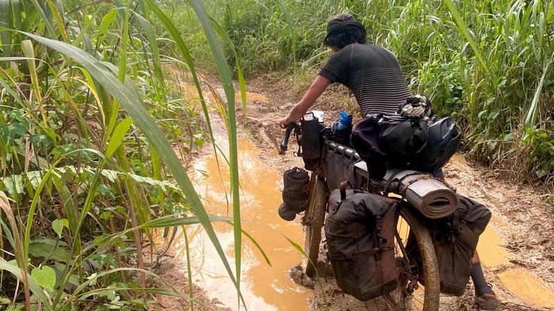 Nel cuore dell’Africa con la bici. L’esploratore Dario ce l’ha fatta