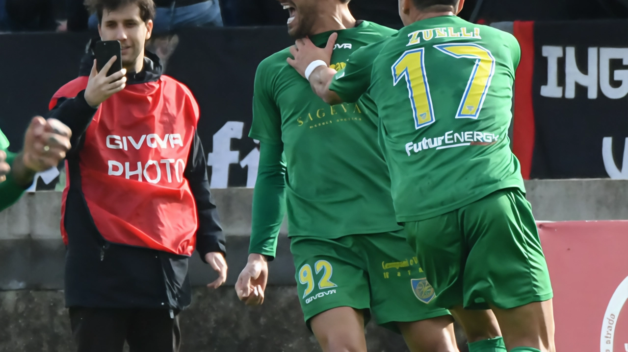 Il nuovo acquisto della Carrarese Ernesto Torregrossa contro la Cremonese e l’allenatore Antonio Calabro (foto Delia)