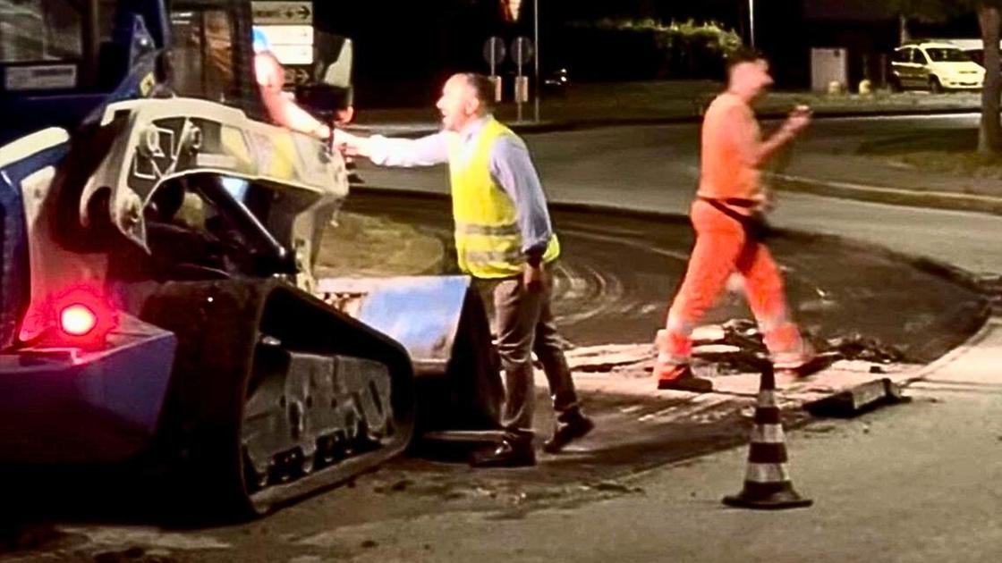 https://www.lanazione.it/image-service/view/acePublic/alias/contentid/NTc3MDE2YzAtYmE1Mi00/0/rotatorie-lavori-anche-di-notte-per-evitare-guai-al-traffico.jpeg?f=16:9&w=1200&h=630