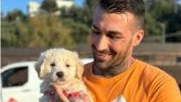 La denuncia di Cristiano Giannessi della Lav di Prato qui a fianco con il cucciolo di cagnolino salvato La denuncia di Cristiano Giannessi della Lav di Prato qui a fianco con il cucciolo di cagnolino salvato