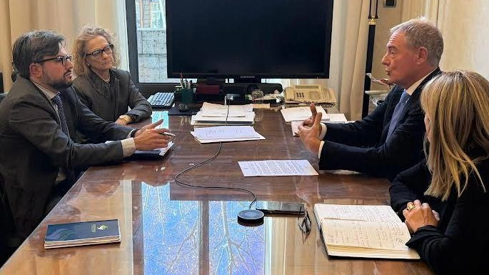 Al centro della riunione le prospettive dello stabilimento produttivo . Evidenziata la criticità riguardante il canone elevato rispetto al mercato. Attesa per il summit nazionale di domani: operai in presidio a Roma. Al centro della riunione le prospettive dello stabilimento produttivo . Evidenziata la criticità riguardante il canone elevato rispetto al mercato. Attesa per il summit nazionale di domani: operai in presidio a Roma.