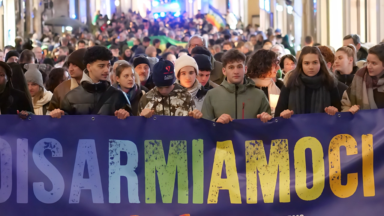 Il corteo della marcia per la pace che ha attraversato il centro della città Il corteo della marcia per la pace che ha attraversato il centro della città