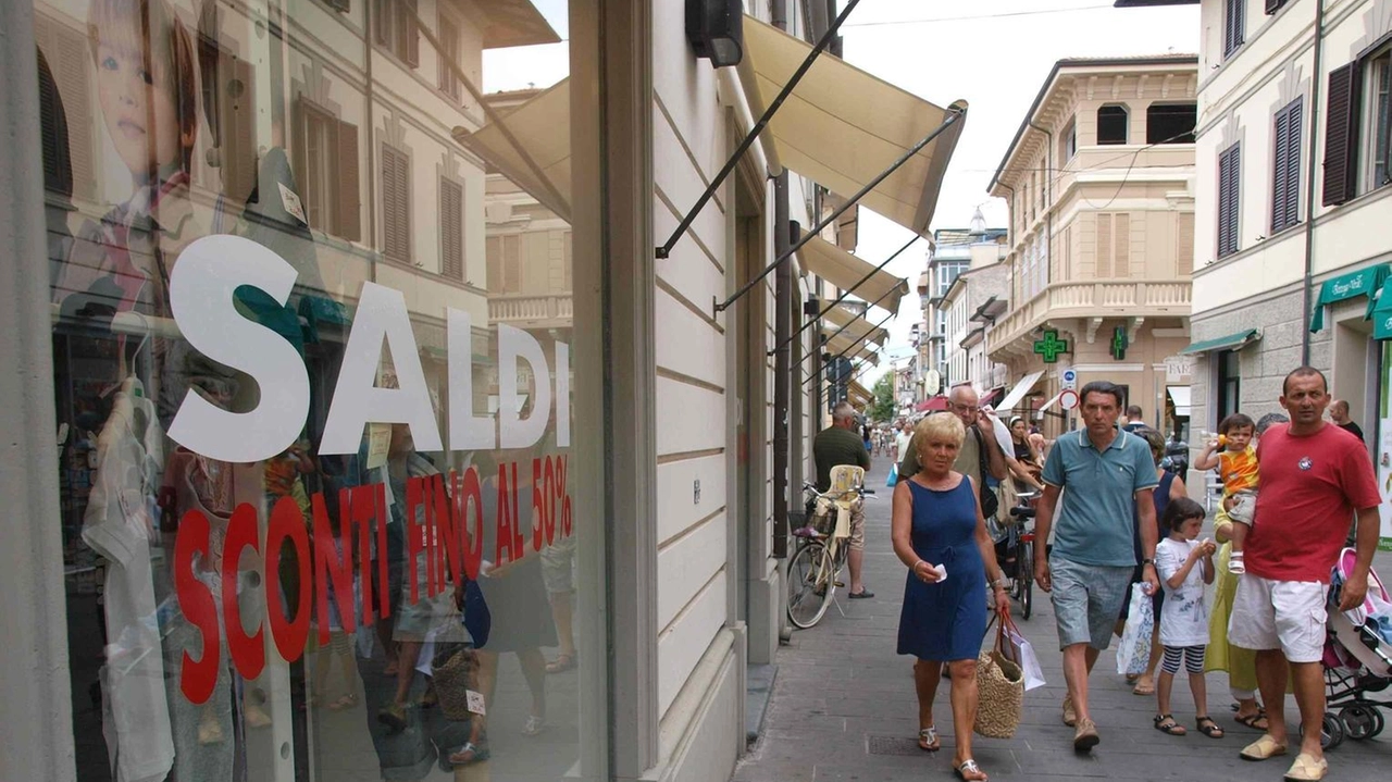 saldi estivi 2025 in Toscana valgono circa 215 milioni secondo Confcommercio