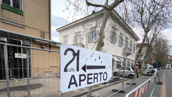 Il locale particolarmente frequentato dai giovani durante il fine settimana ha messo cartelli indicativi nel viale