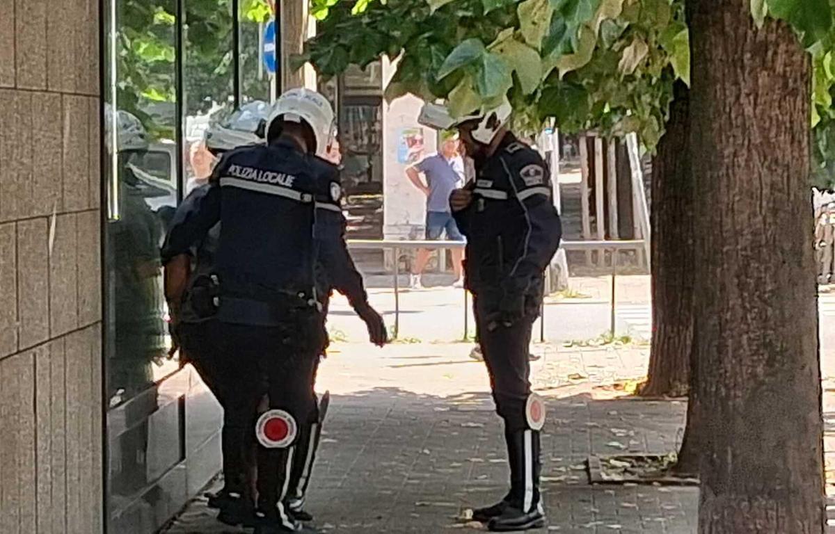 https://www.lanazione.it/image-service/view/acePublic/alias/contentid/NTc4MGFmN2UtNWI4Ny00/0/tracce-di-sangue-sulle-scale-i-resti-della-solita-rissa.jpeg?f=1.91:1&w=1200