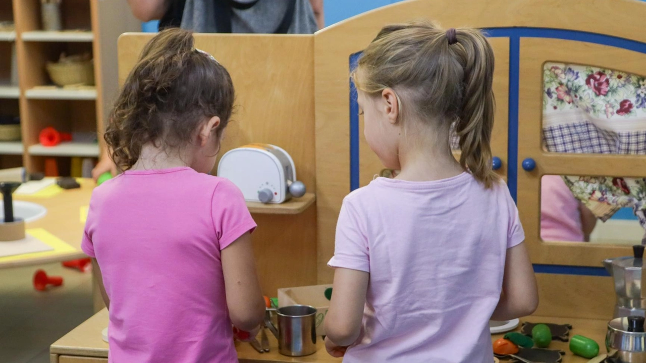 Bambini intenti a giocare all’asilo A Lajatico il Comune «intende offrire una scuola viva e vivace ai suoi giovanissimi studenti» Bambini intenti a giocare all’asilo A Lajatico il Comune «intende offrire una scuola viva e vivace ai suoi giovanissimi studenti»