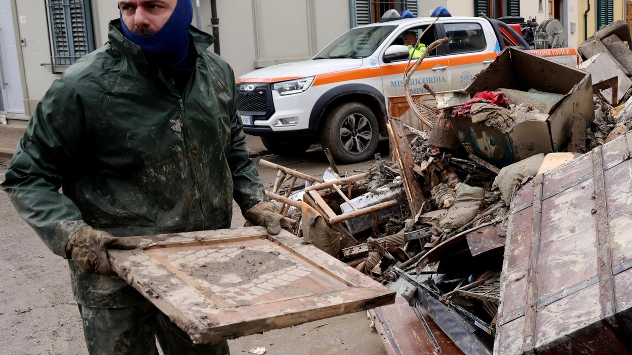 Cittadini al lavoro per pulire dopo l’alluvione del 2023