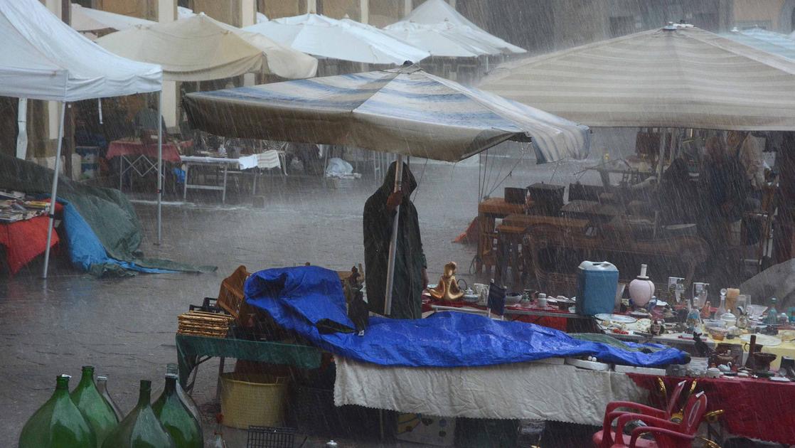 Nubifragio sulla Fiera Antiquaria di Arezzo, fuggi fuggi e danni per gli espositori Nubifragio sulla Fiera Antiquaria di Arezzo, fuggi fuggi e danni per gli espositori
