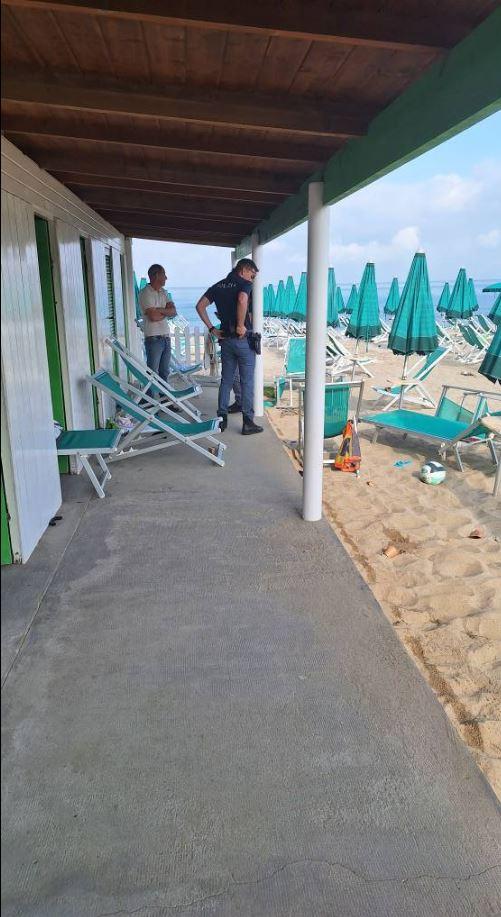 Raid vandalico di notte al Bagno Corallo. “Sfondate 50 cabine danni per 15mila euro” Raid vandalico di notte al Bagno Corallo. “Sfondate 50 cabine danni per 15mila euro”