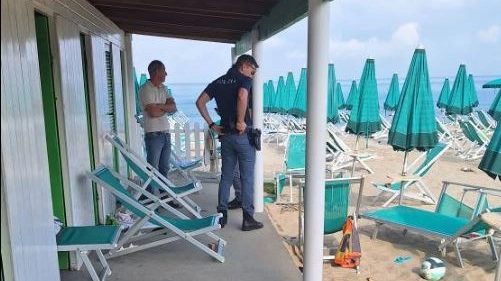 Bagno Corallo danneggiato dai vandali. Il sopralluogo della polizia scientifica (Foto Del Punta) Bagno Corallo danneggiato dai vandali. Il sopralluogo della polizia scientifica (Foto Del Punta)