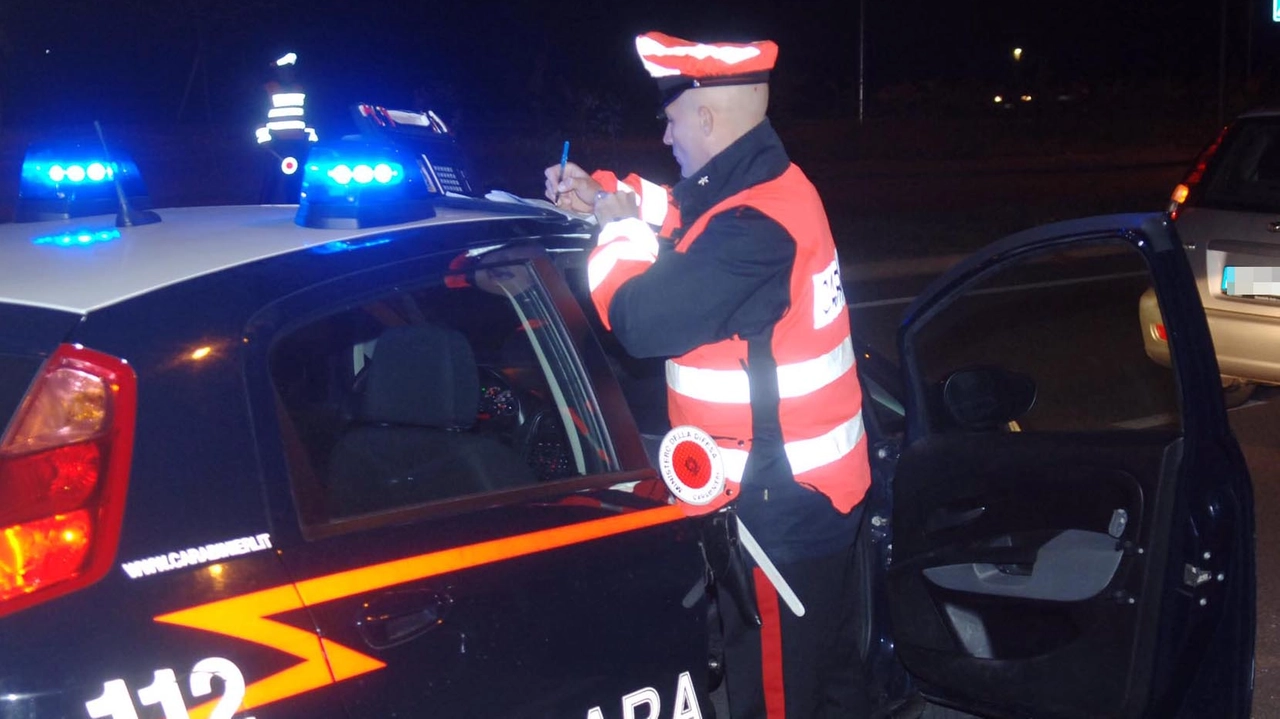 Carabinieri in una foto di repertorio. Un 59enne ha aggredito la figlia al campo sportivo ed è stato arrestato Carabinieri in una foto di repertorio. Un 59enne ha aggredito la figlia al campo sportivo ed è stato arrestato