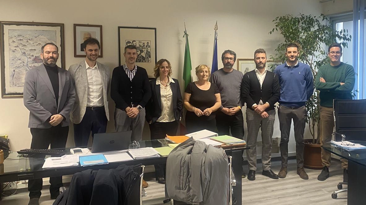 Formazione e scuola: le aziende del Progetto Lu.me. all’Istituto Fermi-Giorgi per stringere un accordo di collaborazione. A pochi giorni dal PMI... Formazione e scuola: le aziende del Progetto Lu.me. all’Istituto Fermi-Giorgi per stringere un accordo di collaborazione. A pochi giorni dal PMI...