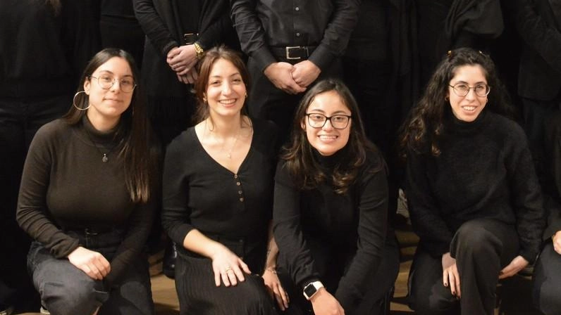 Euphonios, associazione corale diretta da Elia Orlando, propone una mappa di mete musicali che attraversano il clima festivo. Finale il 19 in San Bartolomeo Euphonios, associazione corale diretta da Elia Orlando, propone una mappa di mete musicali che attraversano il clima festivo. Finale il 19 in San Bartolomeo