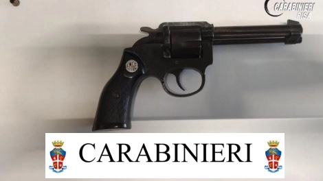 La pistola sequestrata dai carabinieri