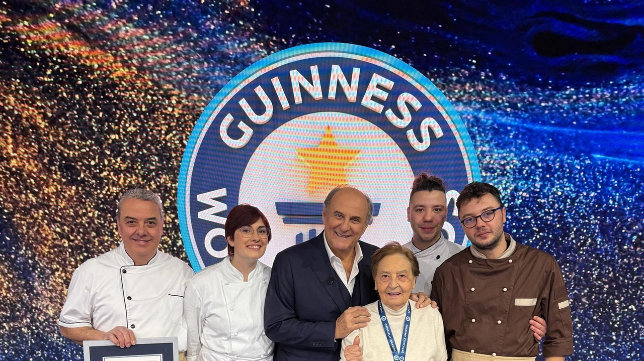 Nonna Silvi con figlio e nipoti, insieme a Gerry Scotti, alla premiazione durante lo Show dei Record andato in onda su Canale 5 Nonna Silvi con figlio e nipoti, insieme a Gerry Scotti, alla premiazione durante lo Show dei Record andato in onda su Canale 5