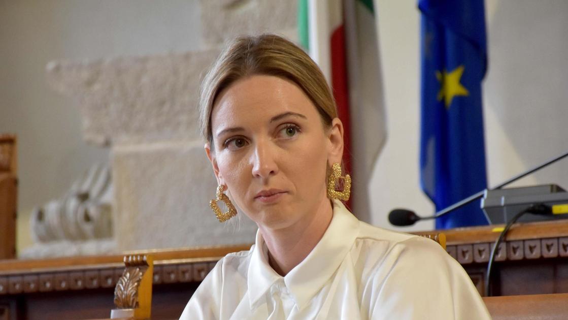 Fuori dai locali ci saranno pure i mobili. Via libera per gli esercizi commerciali Fuori dai locali ci saranno pure i mobili. Via libera per gli esercizi commerciali