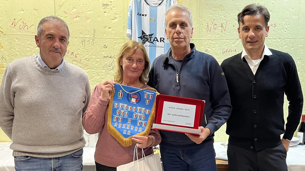 Londa 1974 in festa per i 50 anni di attività: la presidente Carla Francini premiata dal presidente della. Figc-Lnd della Toscana Paolo Mangini Londa 1974 in festa per i 50 anni di attività: la presidente Carla Francini premiata dal presidente della. Figc-Lnd della Toscana Paolo Mangini