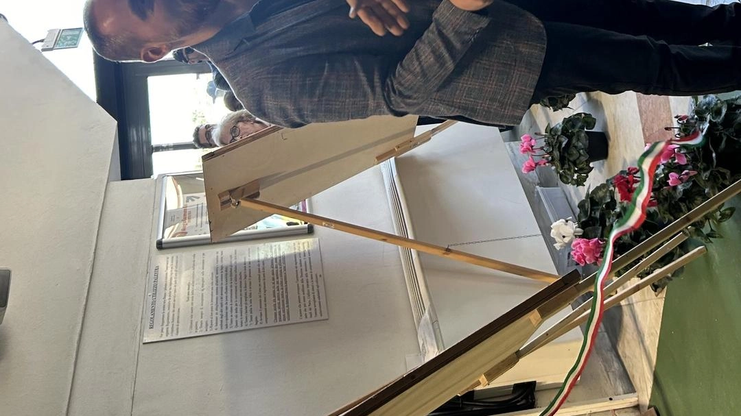 Il taglio del nastro con il vice sindaco Andrea Cella del campionato interregionale di ornitologia che si tiene al parco della Comasca Il taglio del nastro con il vice sindaco Andrea Cella del campionato interregionale di ornitologia che si tiene al parco della Comasca