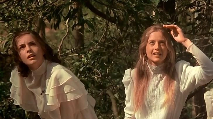Torna sul grande schermo del Pecci la pellicola che ha rivelato il talento di Peter Weir: Picnic ad Hanging Rock, film cult del 1977. Da vedere domani sera
