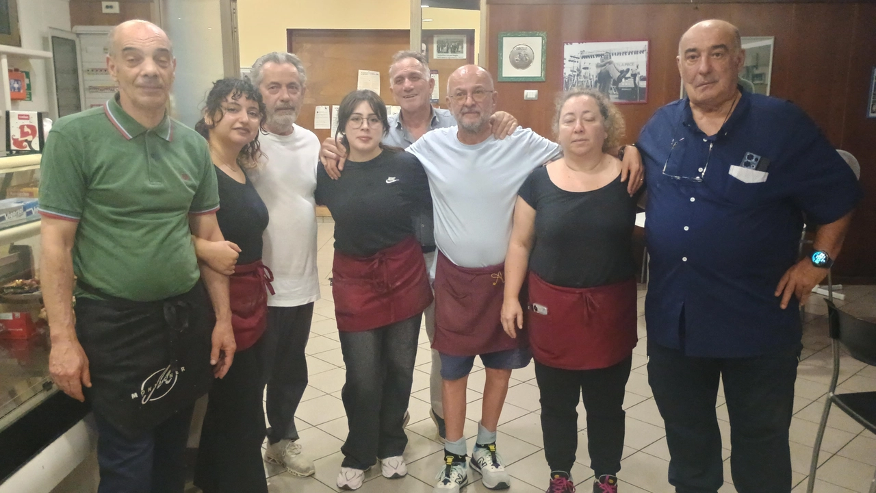 Lo staff del circolo ricreativo Arci di San Paolo che ha la sede in via Lorenzo da Prato