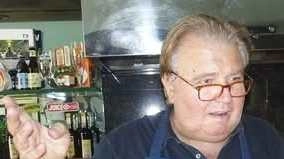 Giordano Cavicchi dietro al bancone del «Maddalena». Aveva 77 anni
