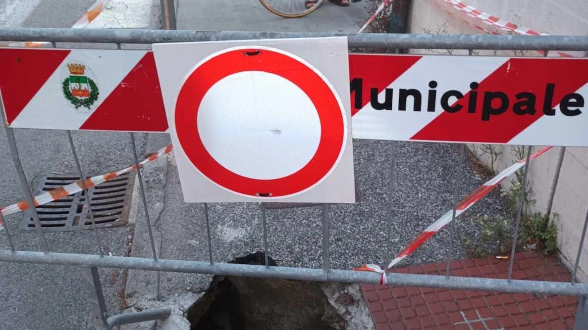 Il sindaco Giorgio Del Ghingaro, “allergico“ per sua stessa ammissione alle transenne che puntellano la città, non... Il sindaco Giorgio Del Ghingaro, “allergico“ per sua stessa ammissione alle transenne che puntellano la città, non...