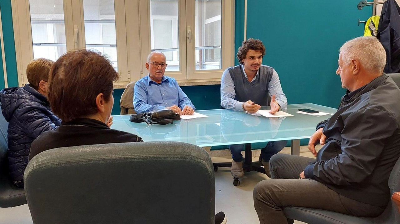 L’assessore a lavori pubblici e manutenzioni, Matteo Marcucci, con la delegazione del comitato cittadino di Pontestrada, guidata da Riccardo Buratti L’assessore a lavori pubblici e manutenzioni, Matteo Marcucci, con la delegazione del comitato cittadino di Pontestrada, guidata da Riccardo Buratti