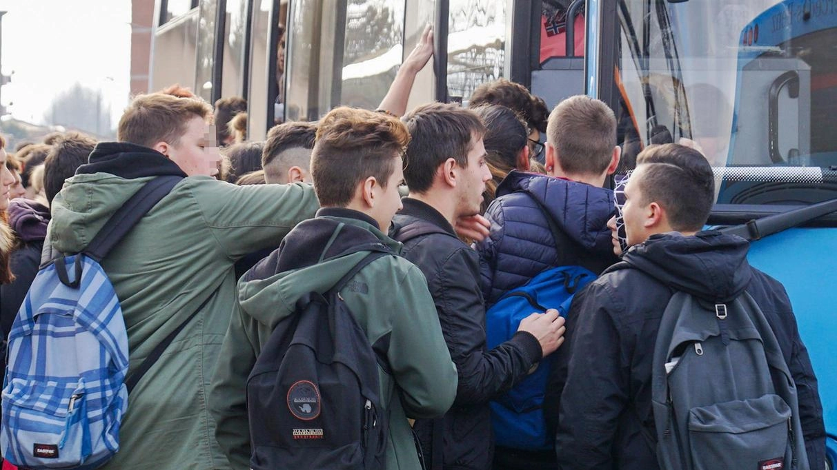 Studenti all’uscita da scuola; le corse straordinarie della linea 86 sono state confermate anche per il 2025 con grande soddisfazione per gli studenti dell’Agnoletti (FotocronacheGermogli) Studenti all’uscita da scuola; le corse straordinarie della linea 86 sono state confermate anche per il 2025 con grande soddisfazione per gli studenti dell’Agnoletti (FotocronacheGermogli)