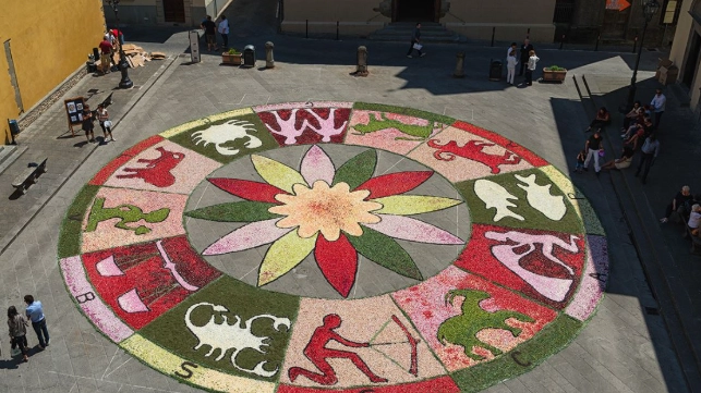L'infiorata di Scarperia, uno degli eventi tradizionali del paese in gara al Borgo dei Borghi (Fonte: Pro Loco Scarperia)