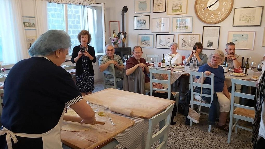 Le Cooperative di Comunità gestiscono anche osterie» a San Giovanni delle Contee si servono solo piatti tipici Le Cooperative di Comunità gestiscono anche osterie» a San Giovanni delle Contee si servono solo piatti tipici