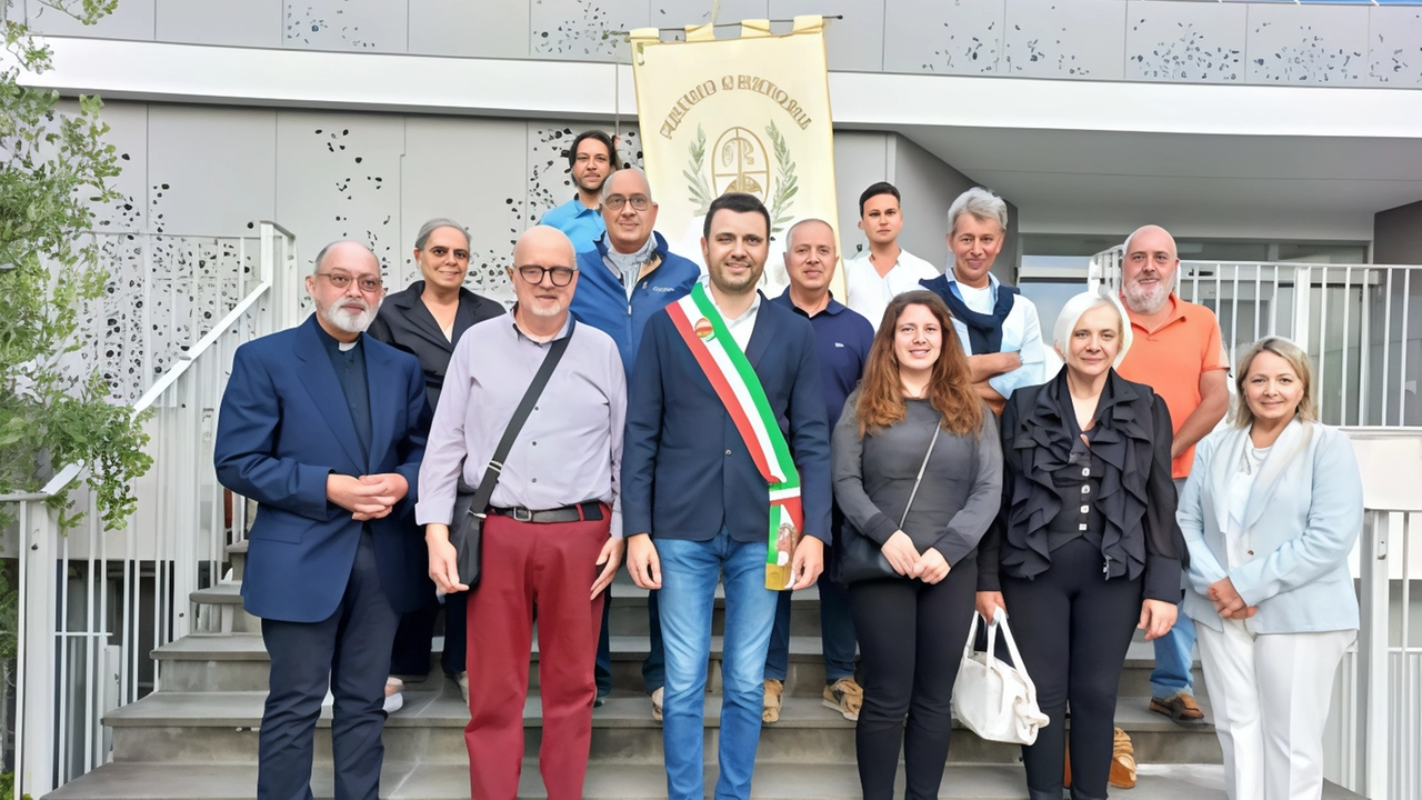 Il nuovo Magistrato della Misericordia di Marlia insieme al sindaco di Capannori Giordano Del Chiaro subito dopo le elezioni interne Il nuovo Magistrato della Misericordia di Marlia insieme al sindaco di Capannori Giordano Del Chiaro subito dopo le elezioni interne