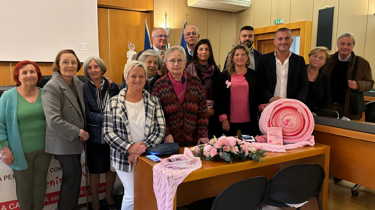 Riuniti dopo dieci anni tutti i protagonisti del progetto della Lilt. A Massa ne arrivano 8.400 per la grande raccolta di fondi. Riuniti dopo dieci anni tutti i protagonisti del progetto della Lilt. A Massa ne arrivano 8.400 per la grande raccolta di fondi.