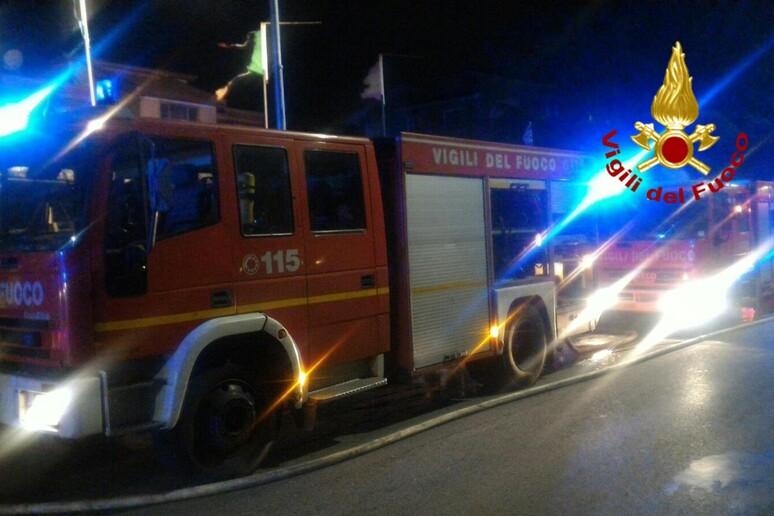 Pisa, cade dalla spalletta del lungarno: è grave