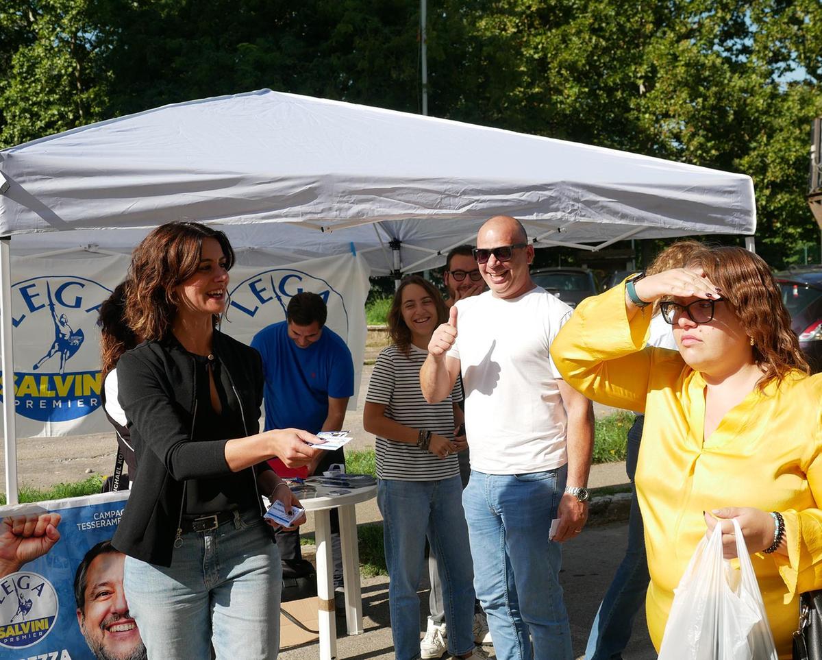 "Salve, sono candidato in Regione". La campagna elettorale al mercato tra buste della spesa e promesse