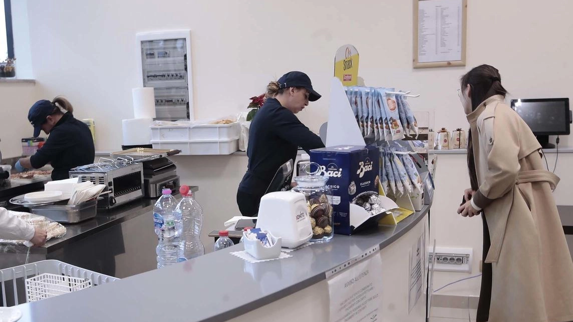 Inaugurata la caffetteria, cioè il primo bar all’interno di Unistrasi: qui ci si incontra e si socializza. Il rettore Montanari: «E’ un luogo di condivisione» Inaugurata la caffetteria, cioè il primo bar all’interno di Unistrasi: qui ci si incontra e si socializza. Il rettore Montanari: «E’ un luogo di condivisione»