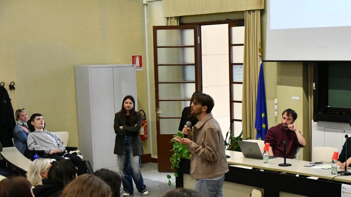 https://www.lanazione.it/image-service/view/acePublic/alias/contentid/NTdhZjQ0YmEtNzdiOC00/0/i-giovani-saranno-una-rarita-persi-9mila-studenti-in-10-anni-economia-e-welfare-in-crisi.jpeg?f=16:9&w=1200&h=630