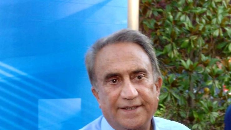 Emilio Fede è stato inviato al Palio in una sola occasione, per la Carriera dell’agosto 1966, per sua sfortuna uno... Emilio Fede è stato inviato al Palio in una sola occasione, per la Carriera dell’agosto 1966, per sua sfortuna uno...