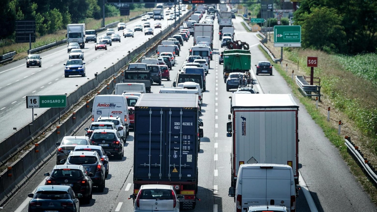 Anas mobilita risorse per gestire l'aumento del traffico natalizio, previsto +14% sulle strade e autostrade italiane. Anas mobilita risorse per gestire l'aumento del traffico natalizio, previsto +14% sulle strade e autostrade italiane.