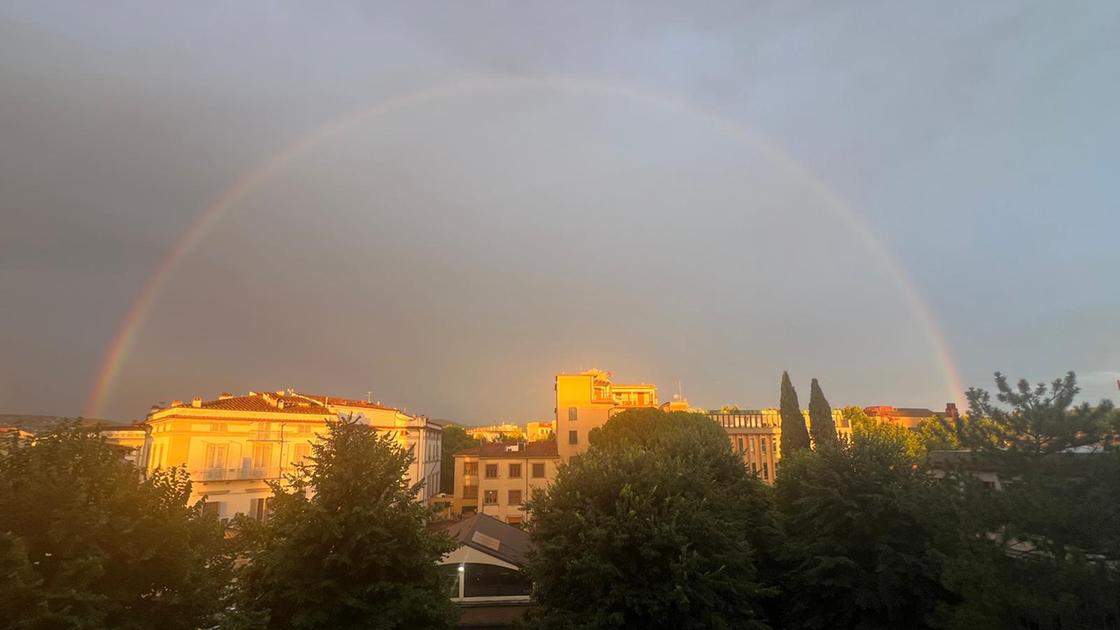 E dopo la pioggia l’arcobaleno abbraccia Firenze