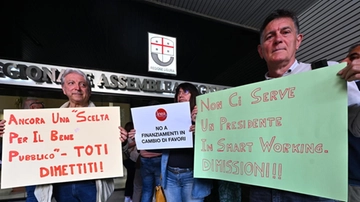 Respinta la sfiducia a Toti. La protesta dei manifestanti: "No a un presidente in smart working"