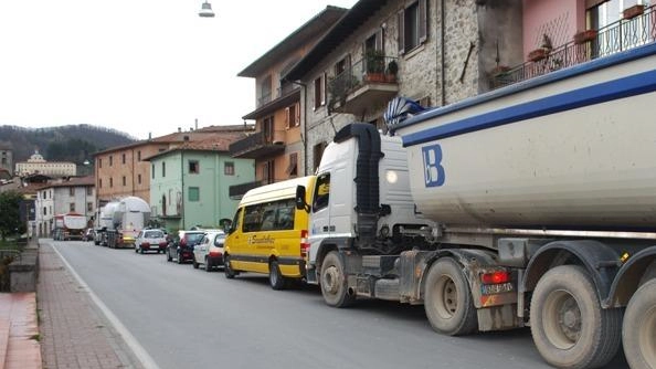 Auto incolonnate in via Fabrizi nel rione La Madonna del Comune di Castelnuovo Garfagnana. In questi giorniparte il cantiere per rendere più fluida la viabilità e nel contempo più sicuro il passaggio dei pedoni Auto incolonnate in via Fabrizi nel rione La Madonna del Comune di Castelnuovo Garfagnana. In questi giorniparte il cantiere per rendere più fluida la viabilità e nel contempo più sicuro il passaggio dei pedoni
