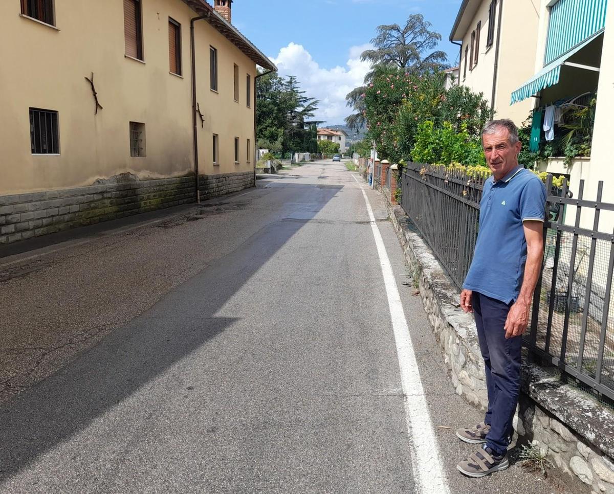Strettoia in viale Osimo: i residenti chiedono dossi e segnaletica Strettoia in viale Osimo: i residenti chiedono dossi e segnaletica