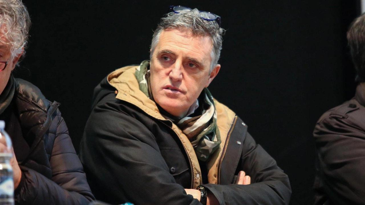 Il sindaco di Pistoia, candidato in pectore della coalizione, ha iniziato gli incontri nei capoluoghi toscani. Già incassato il sostegno della Lista Schmidt, la prossima settimana altri due incontri in riva all’Arno. Il sindaco di Pistoia, candidato in pectore della coalizione, ha iniziato gli incontri nei capoluoghi toscani. Già incassato il sostegno della Lista Schmidt, la prossima settimana altri due incontri in riva all’Arno.