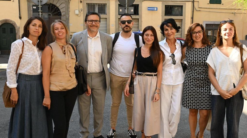 La delegazione degli avvocati ieri di fronte al carcere (foto Alcide) La delegazione degli avvocati ieri di fronte al carcere (foto Alcide)
