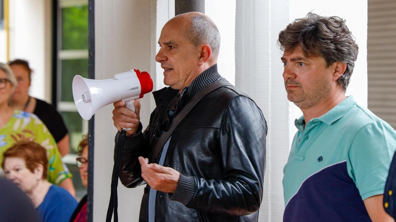 L’opposizione ha incontrato alcuni residenti (foto Germogli) L’opposizione ha incontrato alcuni residenti (foto Germogli)