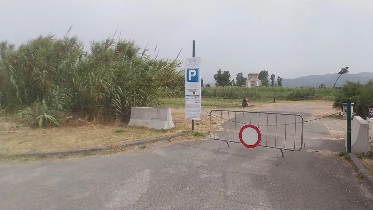 L’ingresso dell’area adibita a parcheggio di proprietà della società in liquidazione di fronte alla spiaggia libera di Marinella L’ingresso dell’area adibita a parcheggio di proprietà della società in liquidazione di fronte alla spiaggia libera di Marinella